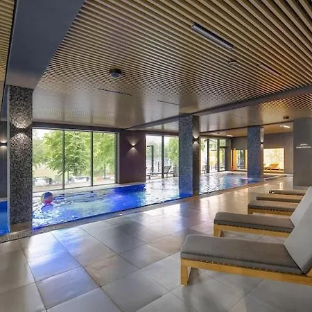 Apartamento With Balcony, Indoor Pool, Sauna